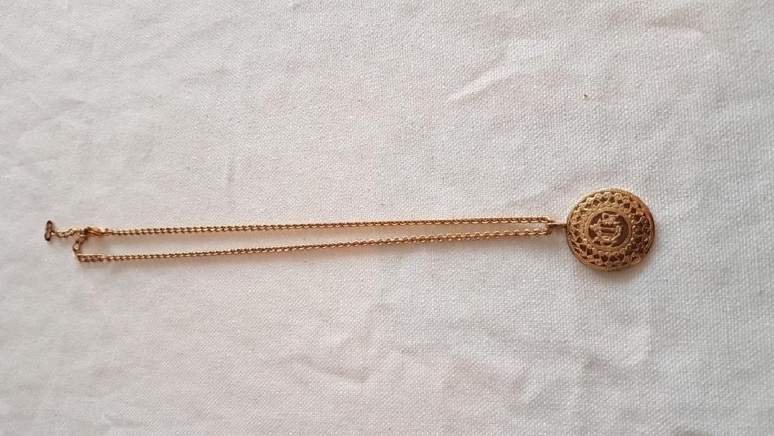 CHRISTIAN DIOR Collier en métal doré composé d’une (1 of 3)