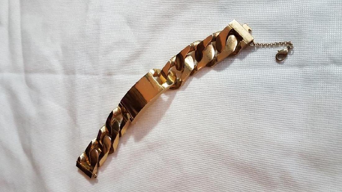 CELINE Gourmette en grosses mailles de métal doré.: CELINE Gourmette en grosses mailles de métal doré. Longueur : 18 cm Bon état