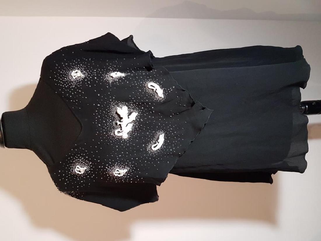 KARL LAGERFELD Blouse en soie noire , orné de petites: KARL LAGERFELD Blouse en soie noire , orné de petites perles de rocaille et d’applications cousues en métal figurant des baigneuses et et des dauphins. Taille 40/42 environ. Bon état