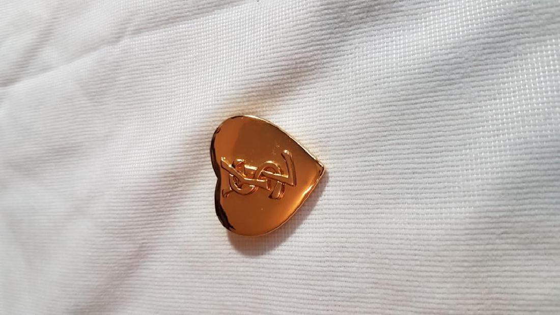 YVES SAINT LAURENT Broche « Coeur » en métal doré à (1 of 2)