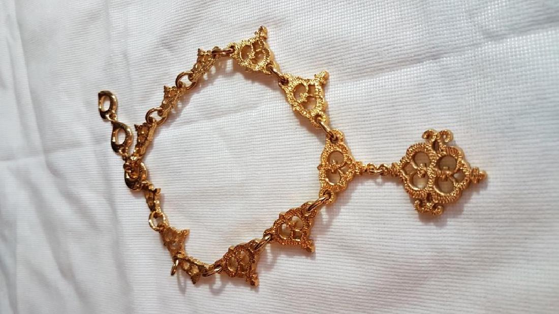 YVES SAINT LAURENT Collier en métal doré composé (1 of 3)