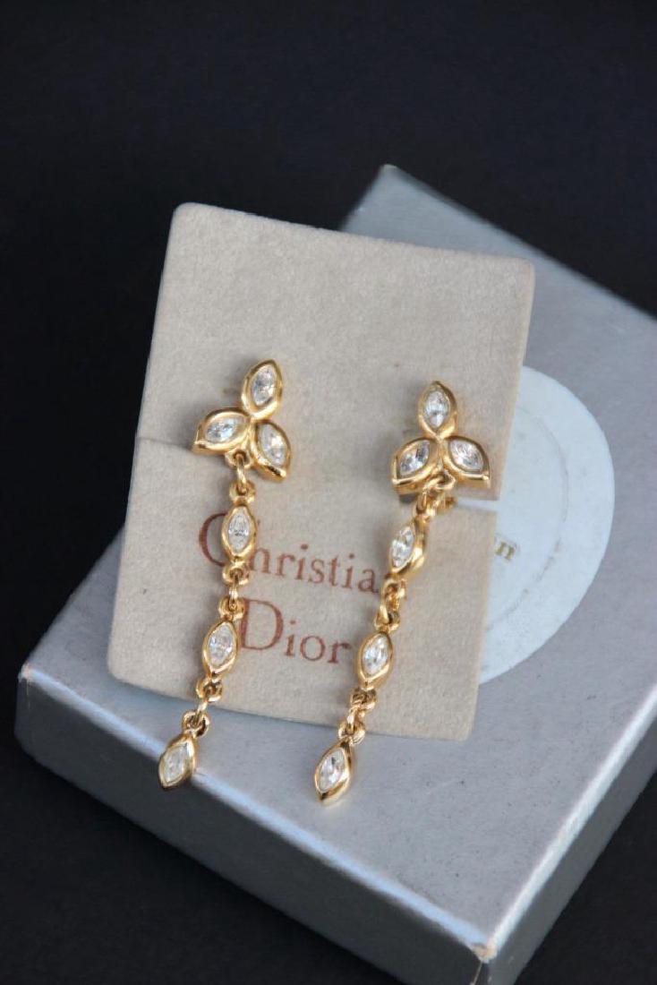 CHRISTIAN DIOR Paire de boucles d'oreille en métal doré (1 of 2)