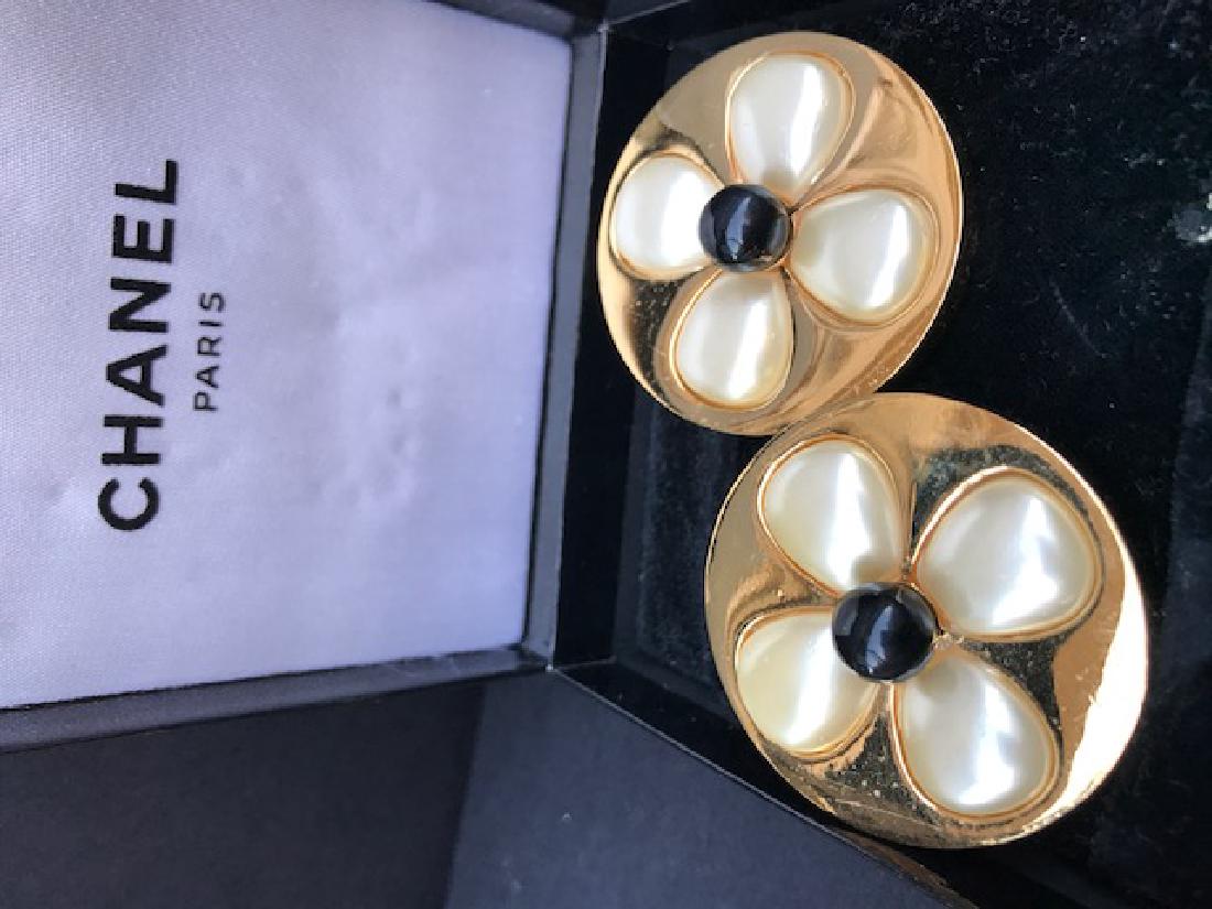 CHANEL Paire de boucles d'oreilles en métal doré de (1 of 1)