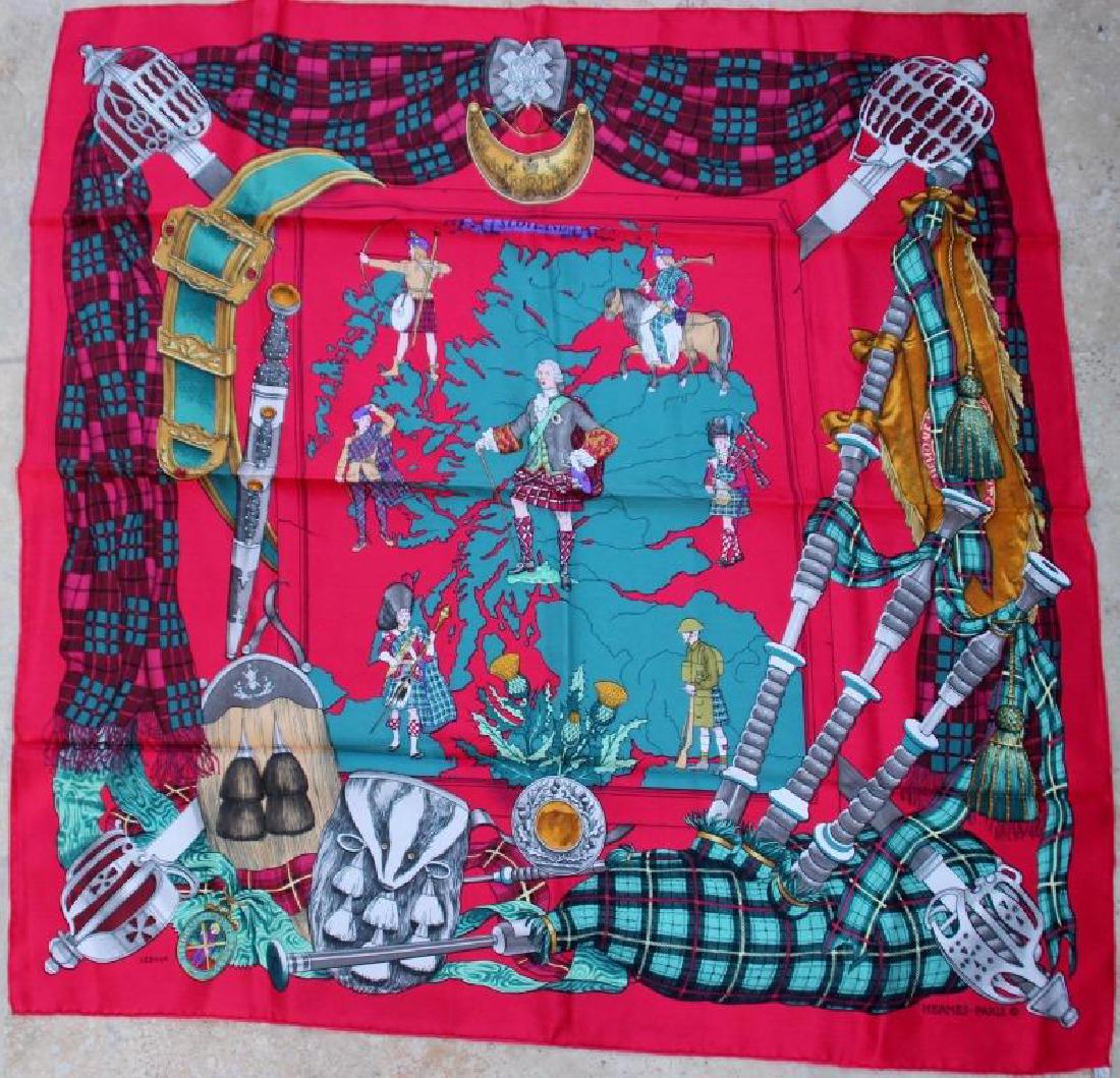 HERMES Carré en soie titré « Scotland » Signé LEDOUX 90: HERMES Carré en soie titré « Scotland » Signé LEDOUX 90 x 90 cm