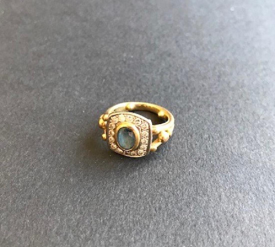 Bague en or jaune sertie de diamants entourant une (1 of 1)