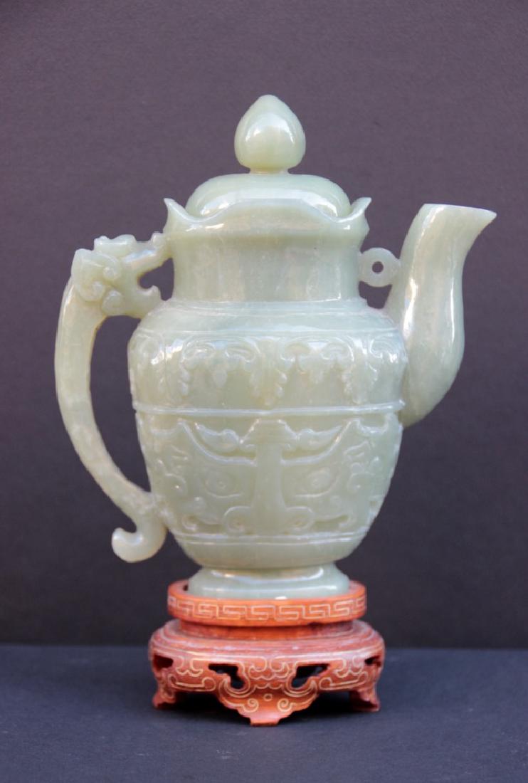 Verseuse couverte en néphrite vert pâle, anse à décor (1 of 1)