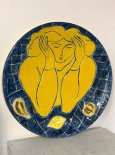 Pierre BONCOMPAIN (1938) La femme au citron - 1999 Plat: Pierre BONCOMPAIN (1938) La femme au citron - 1999 Plat en céramique Signé de l'artiste, Empreinte SASSI MILICI D : 33 cm