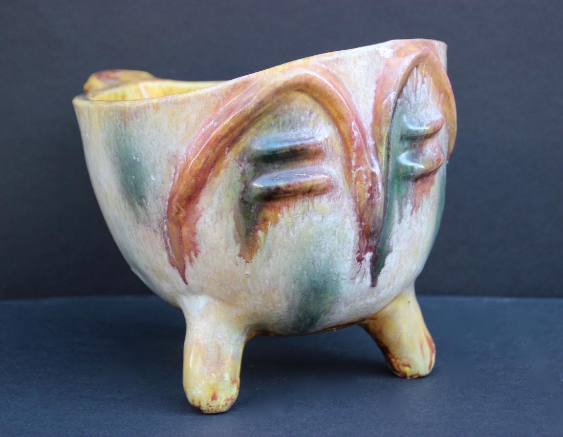 ACCOLAY Pot anthropomorphe en faïence émaillée figurant: ACCOLAY Pot anthropomorphe en faïence émaillée figurant un visage. Signé dessous 18 x 26 x 20 cm