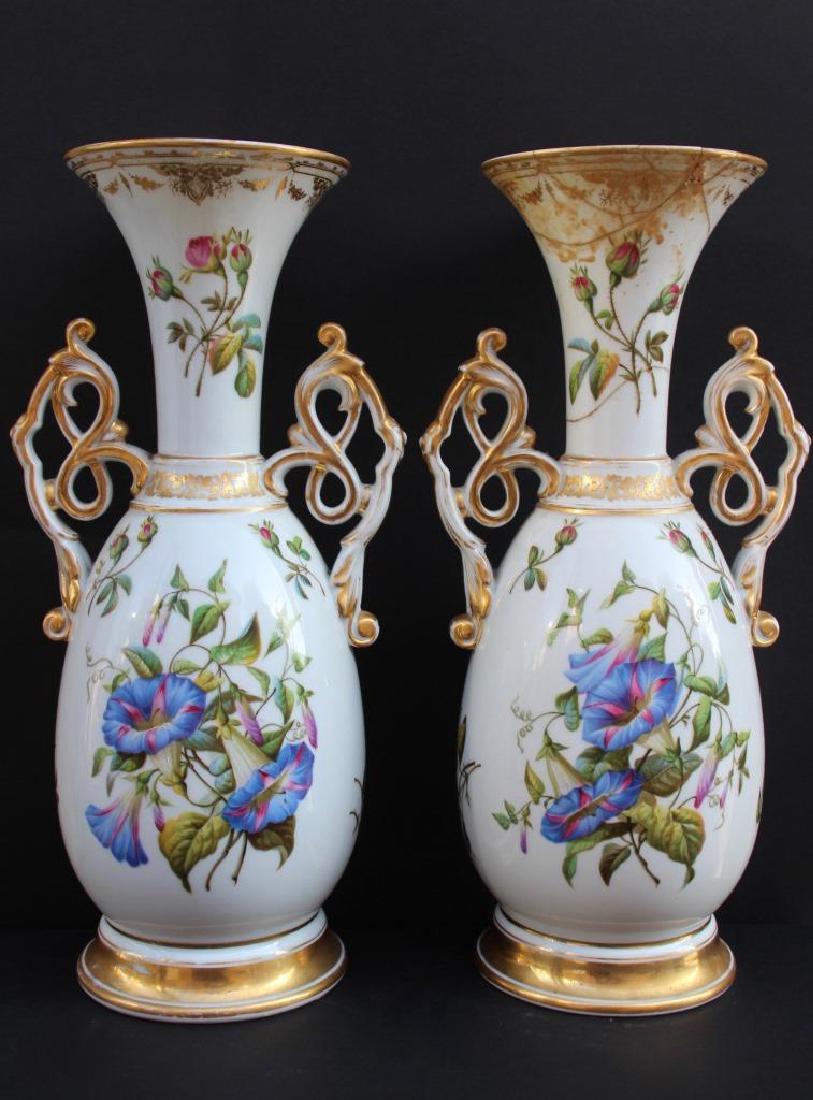Paire de vases en porcelaine de Paris à décor de fleurs (1 of 2)