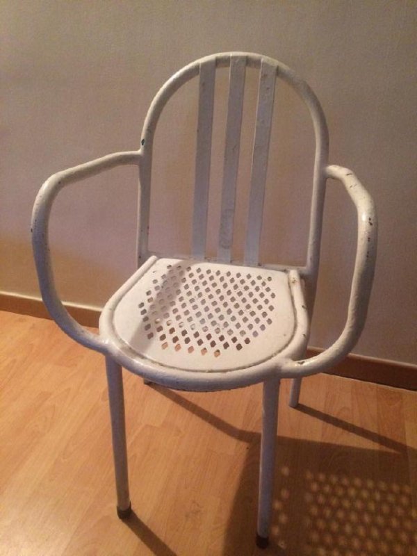 Robert MALLET-STEVENS (1886-1945) Fauteuil en tubes de: Robert MALLET-STEVENS (1886-1945) Fauteuil en tubes de métal et bandes laqué blanc d'esprit moderniste - 1928 H : 83 cm Vendu sur désignation*