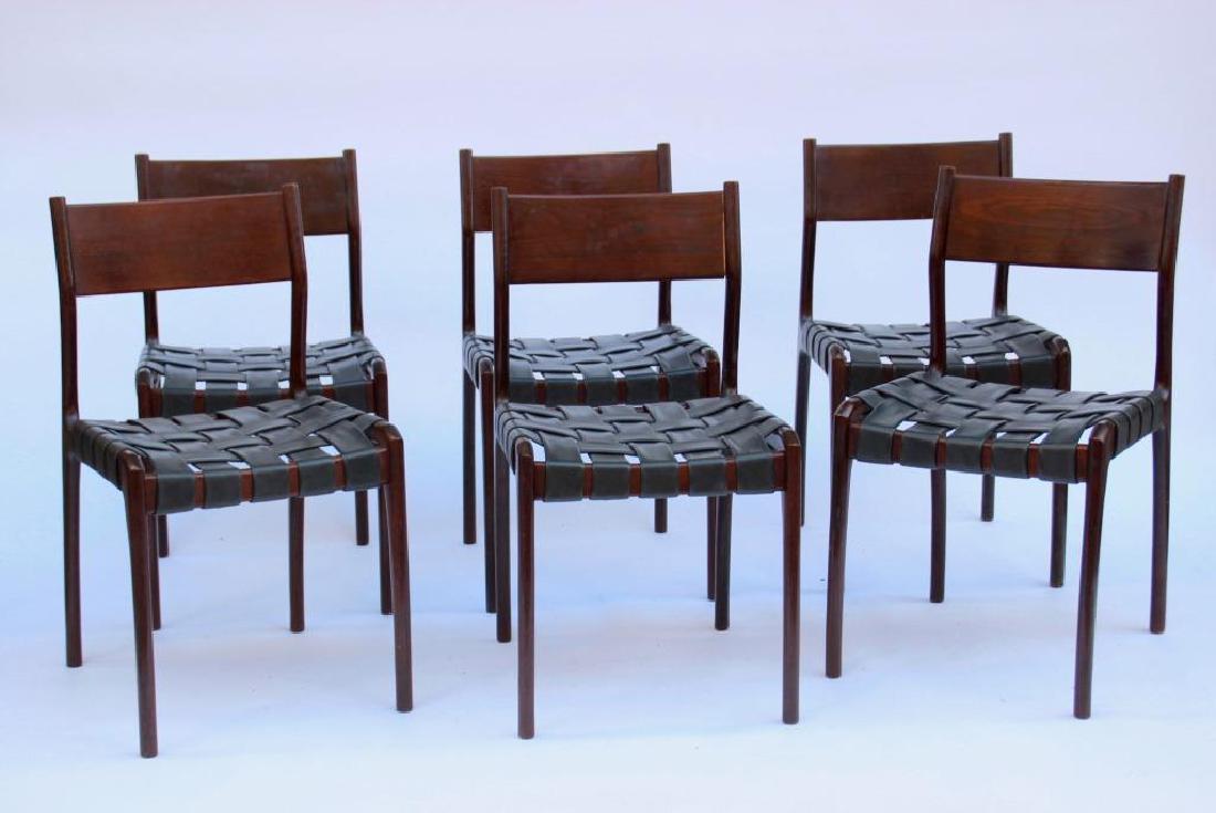 Consorzio Sedie Friuli - années 1960 Suite de six: Consorzio Sedie Friuli - années 1960 Suite de six chaises à structure en bois et assise composée de bandes de skaï noir tressées. Porte une étiquette « Gessef » dessous. 80 x 42 x 46 cm