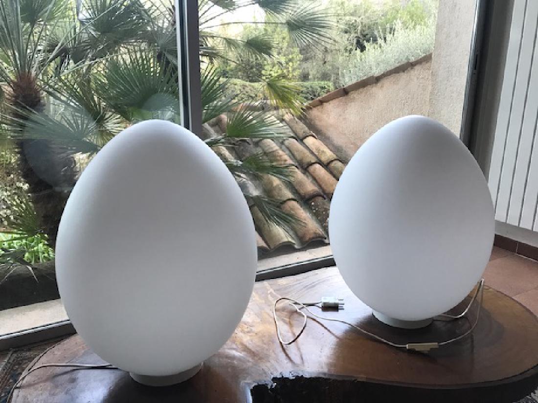 Ben SWILDENS (1938) & FONTANA ARTE Paire de lampes: Ben SWILDENS (1938) & FONTANA ARTE Paire de lampes modèle "Uovo" en verre opalin, base en métal laqué blanc. H : 52 cm