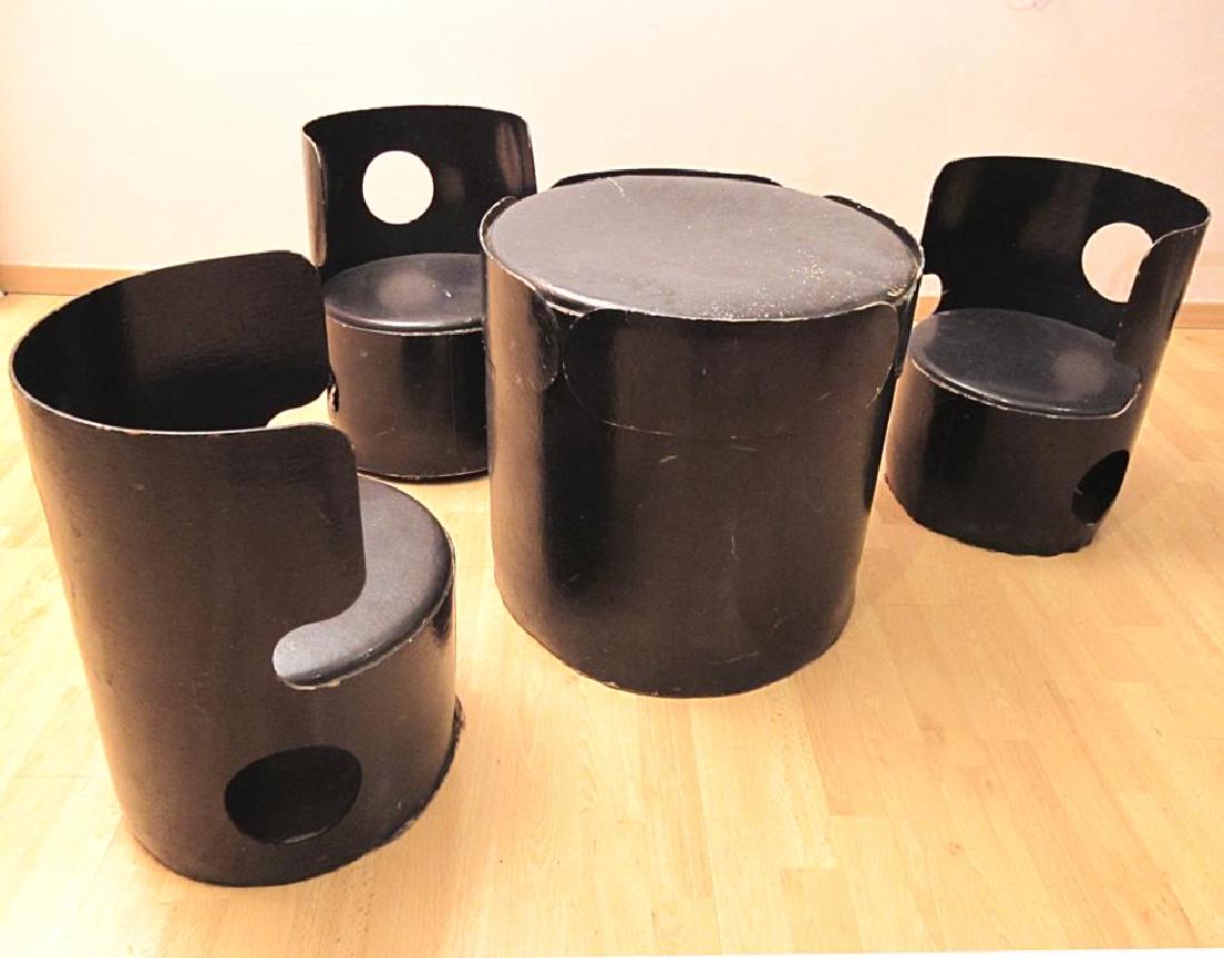 Jean-Louis AVRIL (1935) - Ed. Marty, vers 1965: Jean-Louis AVRIL (1935) - Ed. Marty, vers 1965 Ensemble de mobilier comprenant trois chaises d’enfant et un coffre laqué bleu nuit en carton céloderme. Coffre 50 x 51 cm – Chaise Hauteur 48 cm V