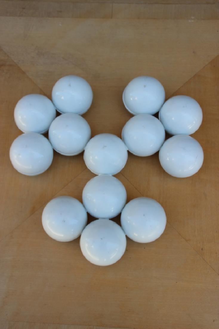 Yonel LEBOVICI (1937-1998) Plateau Amuses gueule- 1972: Yonel LEBOVICI (1937-1998) Plateau Amuses gueule- 1972 Plat sculpture en PVC blanc, monté sur pivot. 33 x 33 cm