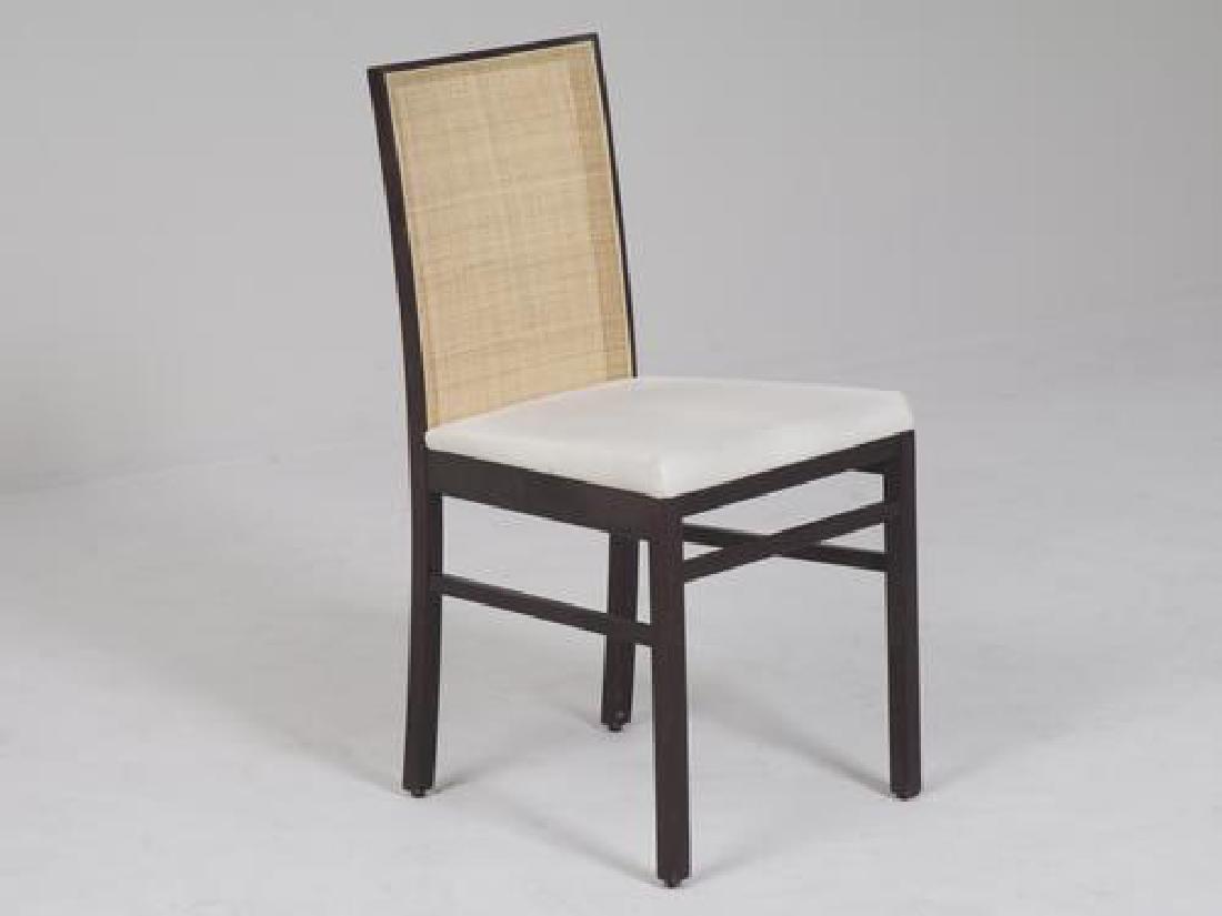 Enrico FRANZOLINI (1952) - Edition Crassevig Paire de: Enrico FRANZOLINI (1952) - Edition Crassevig Paire de chaises modèle "india" en simili cuir blanche, bois et cannage en osier 86 x 42 x 50 cm