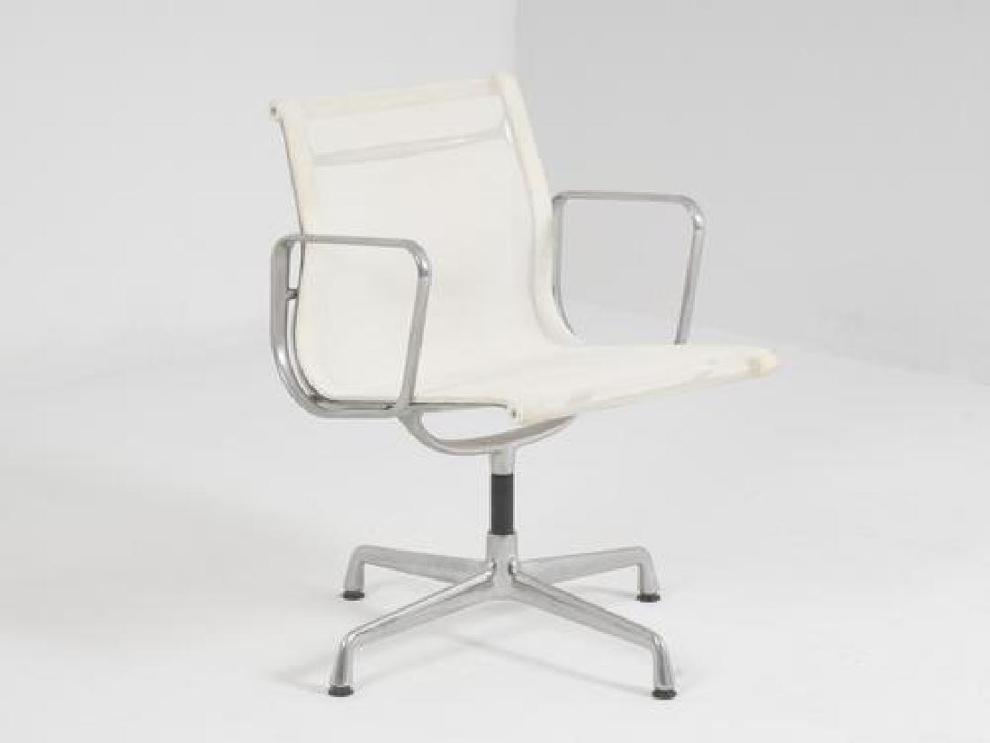 Charles EAMES (1907-1978) - Vitra Suite de quatre: Charles EAMES (1907-1978) - Vitra Suite de quatre chaises de bureau, structure en aluminium poli, assise et dossier d'une seule pièce en hopsack blanc. 83 x 68 x 60 cm Vendu sur désignation*