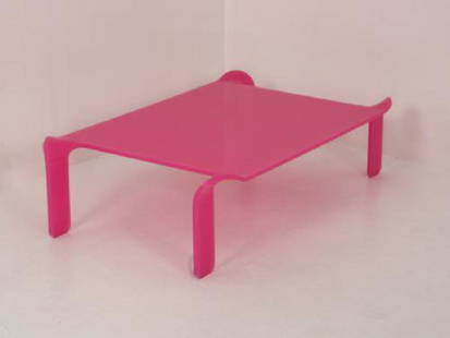 Alexis TRICOIRE (1967) - Editions Vange Tables basse en: Alexis TRICOIRE (1967) - Editions VangeTables basse en plexiglas et PVC rose.30 x 118 x 72 cmVendu sur désignation*