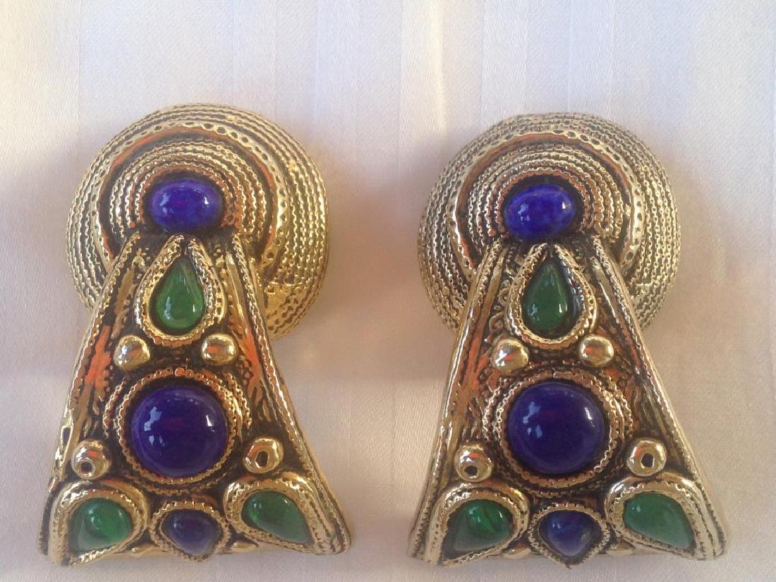 CLAIRE DEVE Paire de boucles d'oreilles clips, en métal: CLAIRE DEVE Paire de boucles d'oreilles clips, en métal doré et cabochons vert et bleu Bon état