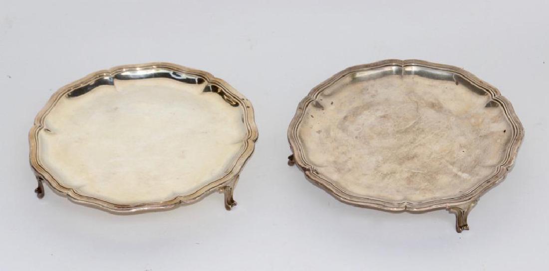 AUCOC, Paris Paire de dessous de plat tripodes en: AUCOC, Paris Paire de dessous de plat tripodes en argent Poinçon Minerve P : 935 g 5 x 23 cm