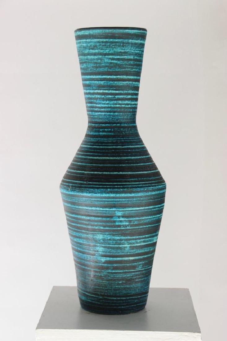 ACCOLAY (act.1945-1992) Grand vase en faience turquoise: ACCOLAY (act.1945-1992) Grand vase en faience turquoise à décor de cercles bleutés sur fond noir. Signé en dessous. H : 58 cm