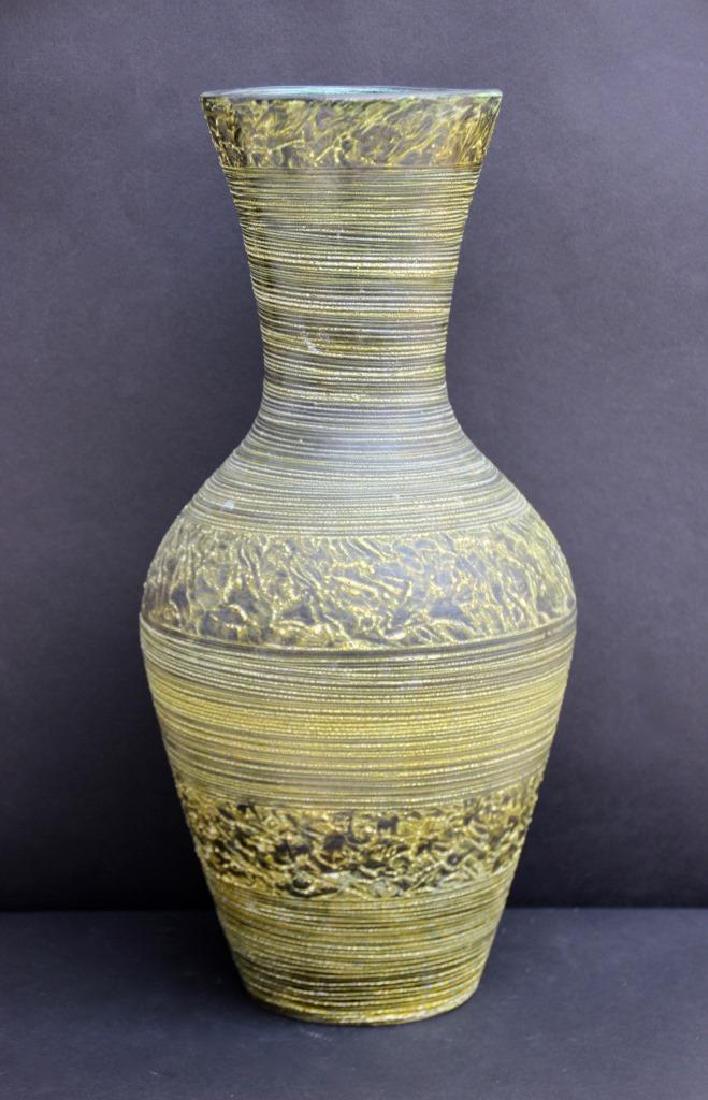 ACCOLAY (act.1945-1992) Vase en faience verte à décor: ACCOLAY (act.1945-1992) Vase en faience verte à décor de cercles jaunes sur fond noir. H : 46 cm