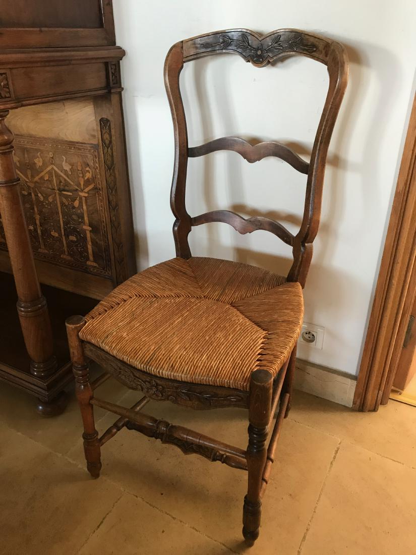 Série de huit chaises en bois naturel sculpté: Série de huit chaises en bois naturel sculpté à décor de fleurette et rameux d’olivier. Assises paillées Provence, XIXe siècle