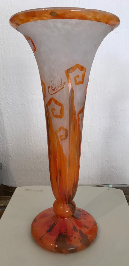 CHARDER - Le Verre Français Grand vase de forme: CHARDER - Le Verre Français Grand vase de forme tulipe en verre multicouche à décor de végétaux stylisés en orange sur fond blanc. Signé sur le côté. H : 4