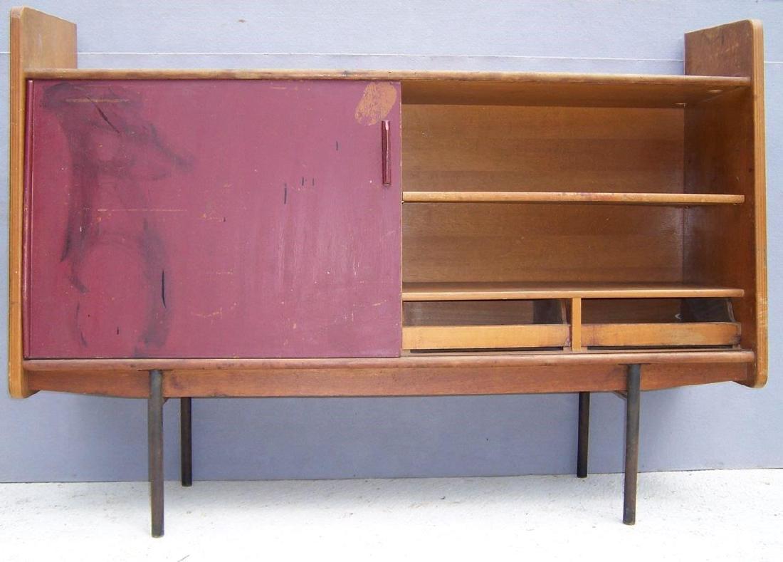 Jacques HITIER (1917-1999), vers 1955_x000D_ Meuble: Jacques HITIER (1917-1999), vers 1955_x000D_ Meuble à bâti rectangulaire en chêne et plaquage de chêne, trois étagères et deux tiroirs coulissant, une porte mobile laqu&#