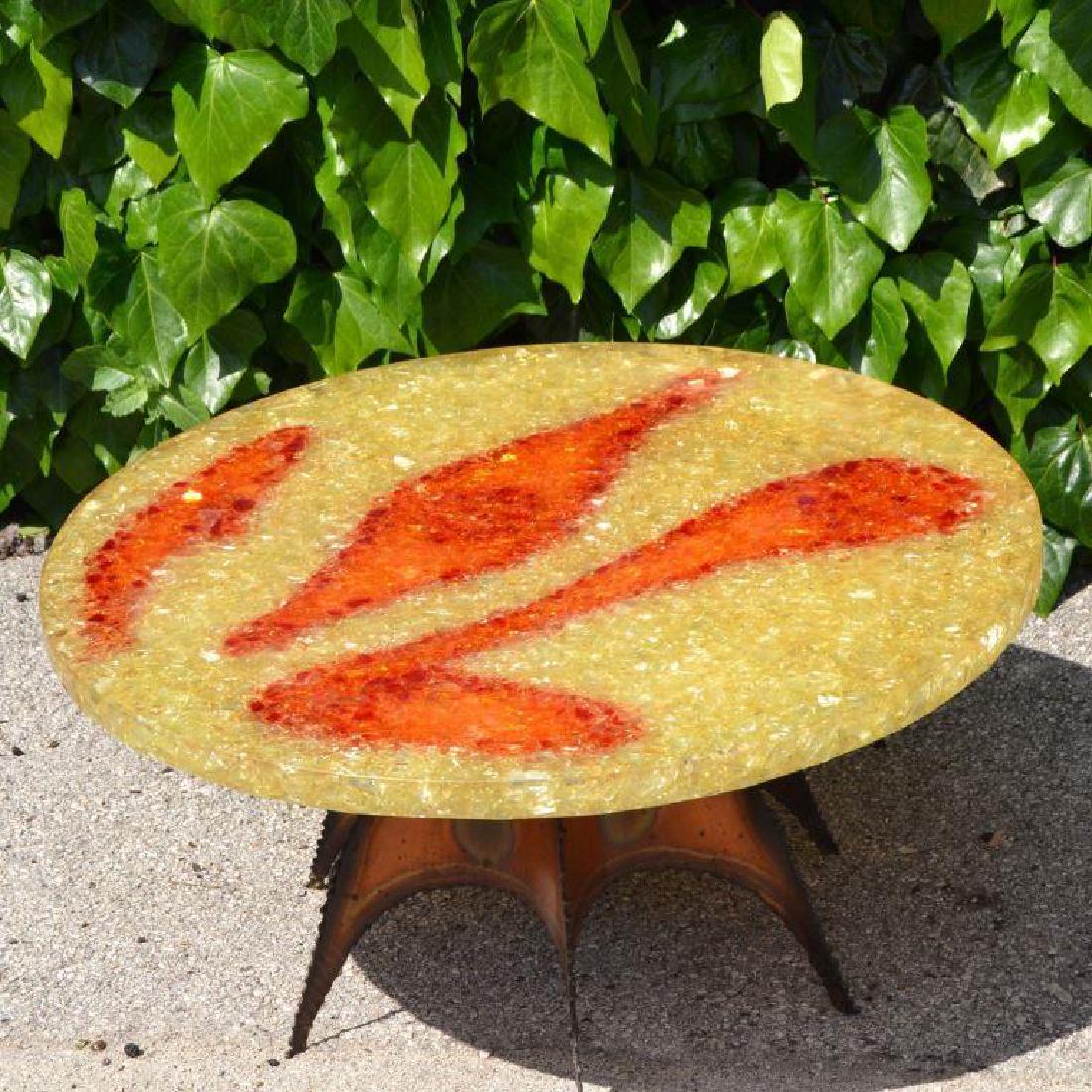 ACCOLAY - Vers 1960_x000D_ Table basse éclairante: ACCOLAY - Vers 1960_x000D_ Table basse éclairante en résine à motif de fleurs/feuilles orange_x000D_ Pied en métal cuivré typique à motifs de déchirures_x000D_ Inspi