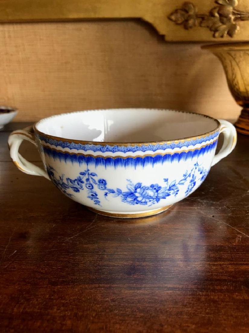Manufacture royale de Sèvres Pot à bouillon en: Manufacture royale de Sèvres Pot à bouillon en porcelaine à décor en bleu sur fond blanc de frise fleurie. Rehauts d’or. Marque aux deux L entrelacés surmontés d’une couronne Lettre date V p