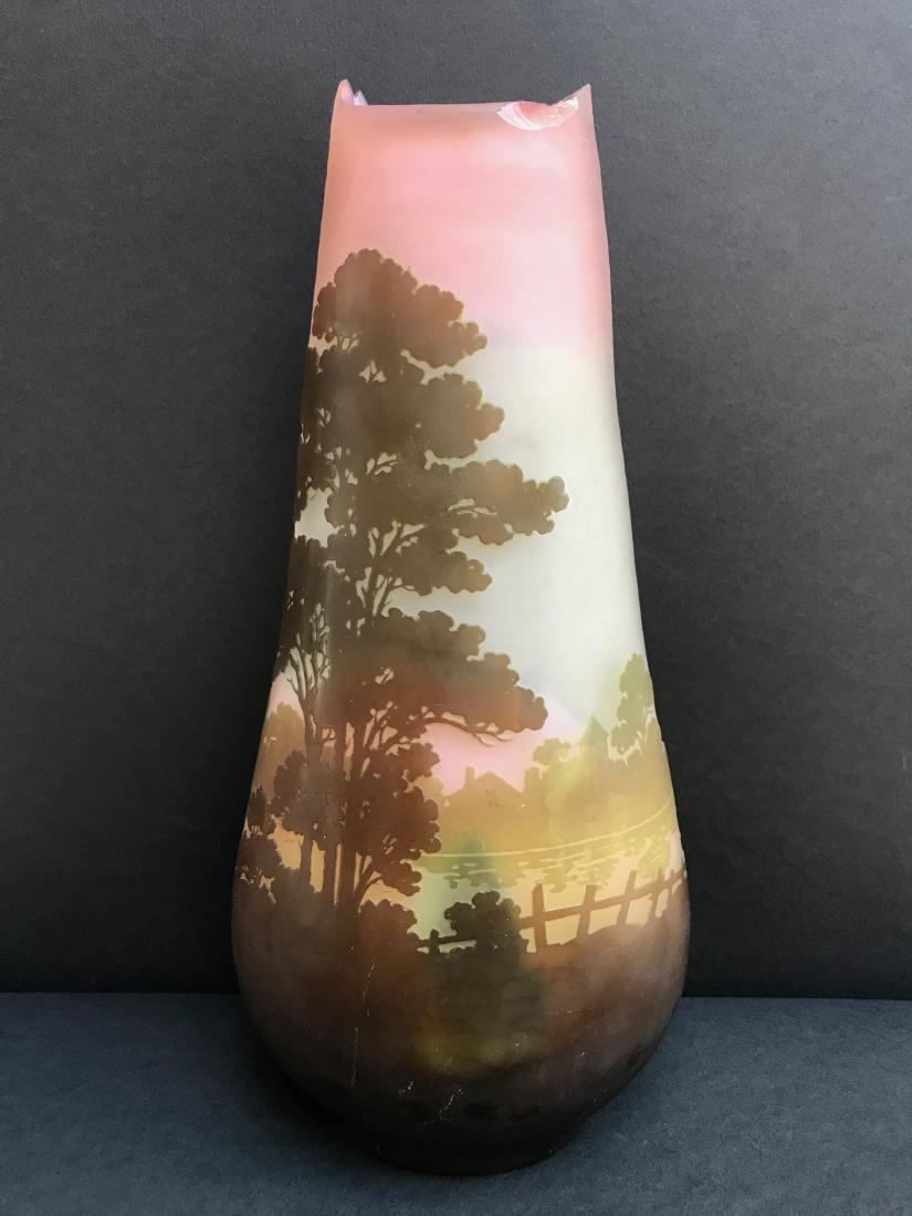 GALLE  Vase en verre multicouche à décor de paysage (1 of 2)