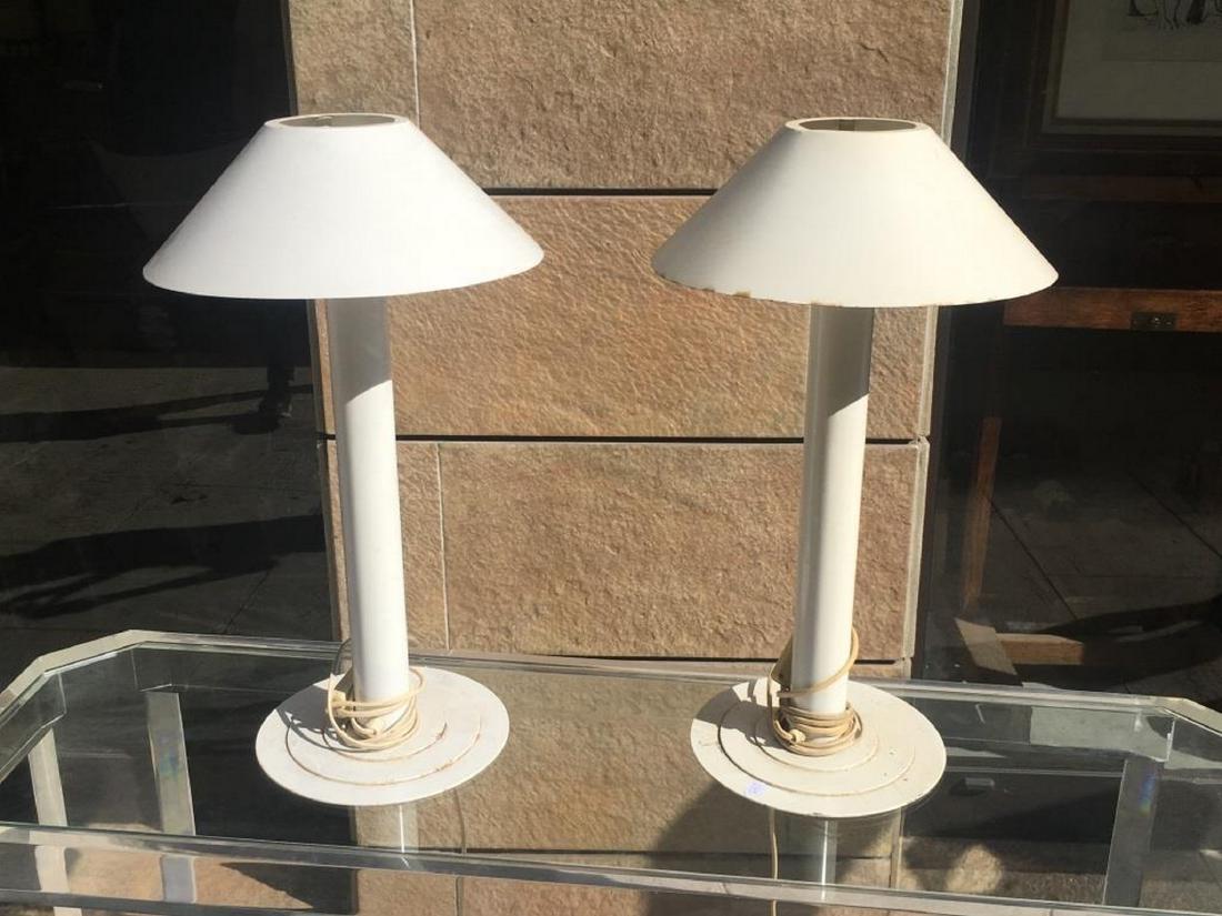 Bent KARBLY (1912-1998) - Edition LYFA Paire de lampes: Bent KARBLY (1912-1998) - Edition LYFA Paire de lampes en tôle blanche, abat-jour conique sur fût tubulaire H : 58 cm