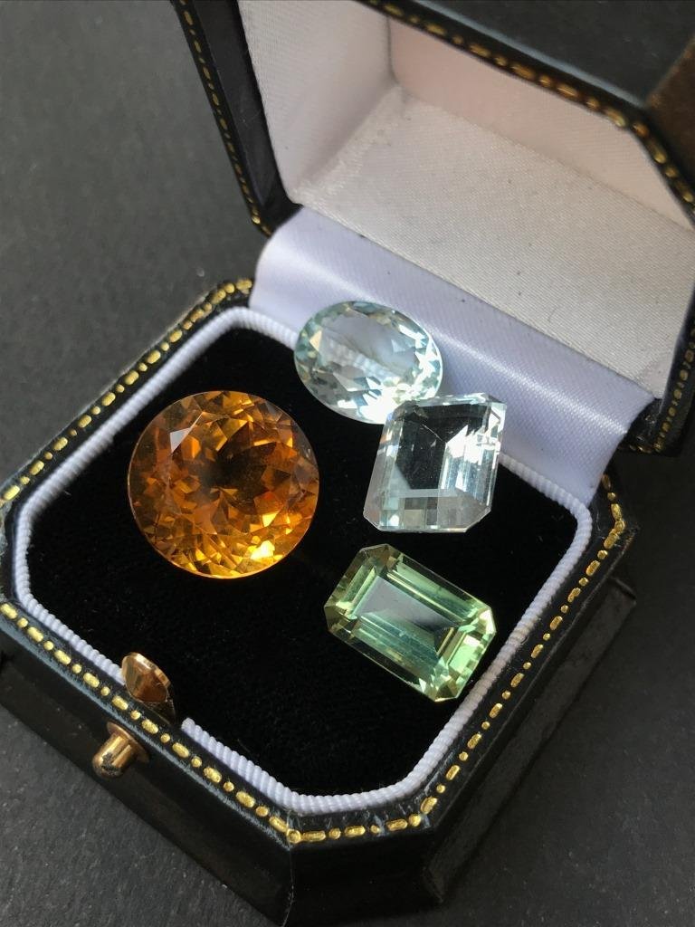 lot de 4 pierres de couleur P : 8 g 40 cts: lot de 4 pierres de couleur P : 8 g 40 cts