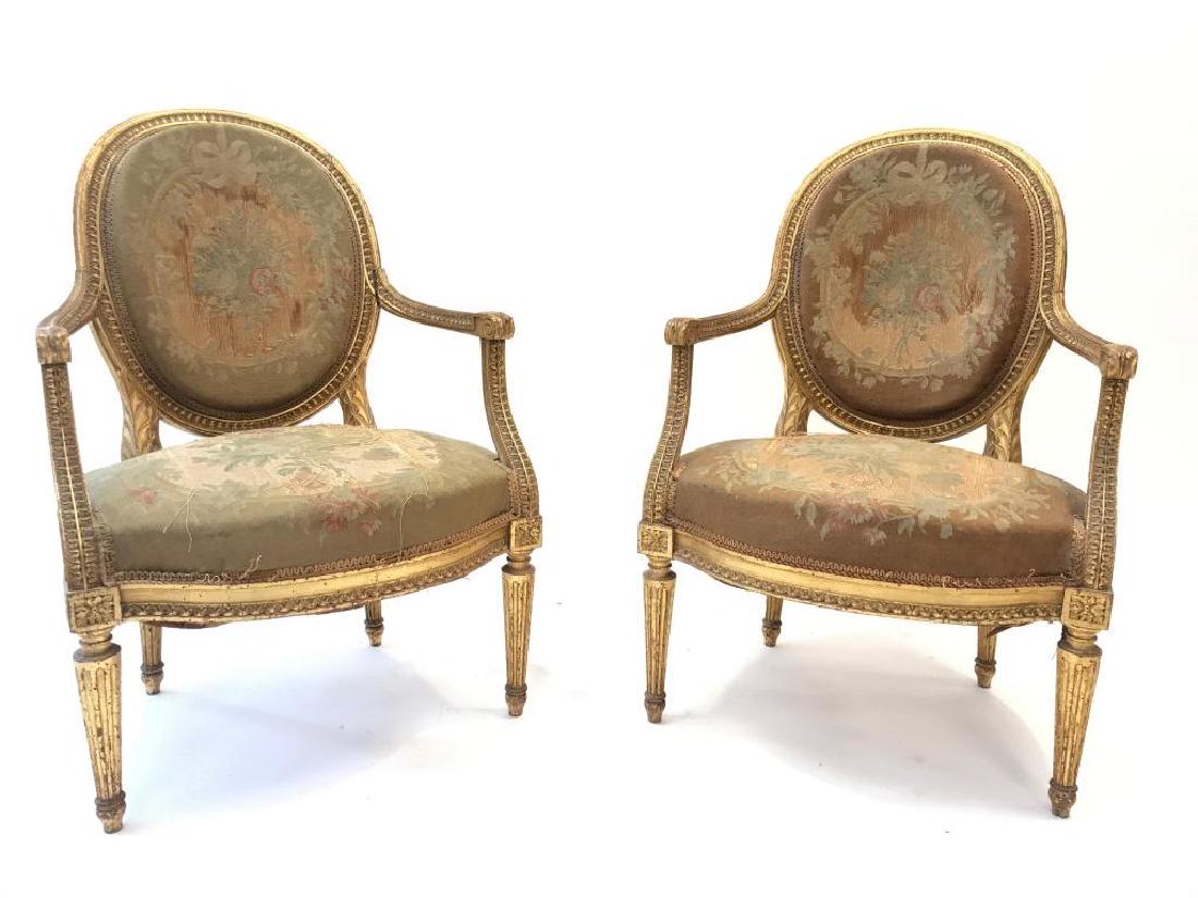 Paire de fauteuils cabriolet en bois mouluré et (1 of 2)