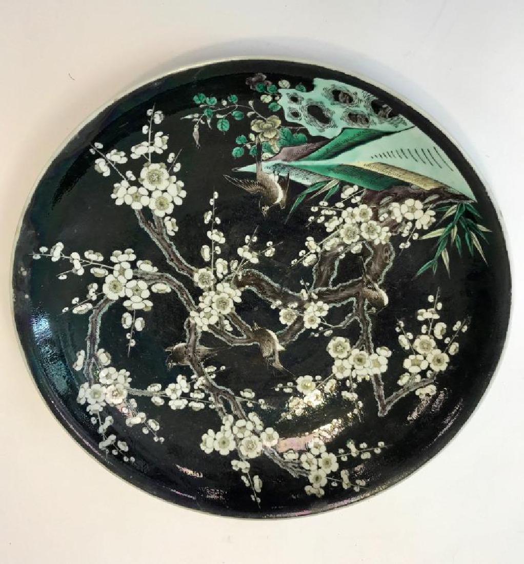 Grand plat en porcelaine polychrome à fond noir (1 of 4)