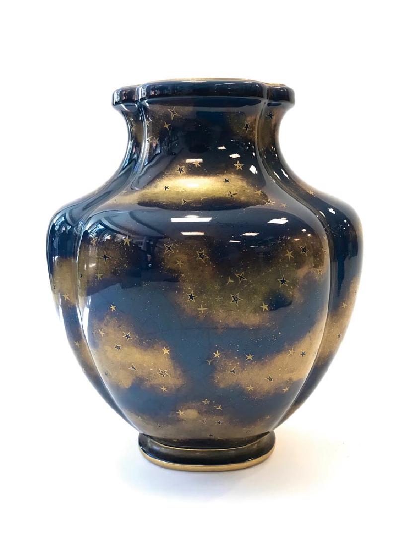 Manufacture Nationale de Sèvres Marcel PRUNIER: Manufacture Nationale de Sèvres Marcel PRUNIER (XIX-XX) décorateur Vase en porcelaine bleu et doré Forme créée par Emile DECOEUR Signé dessous H : 37 cm