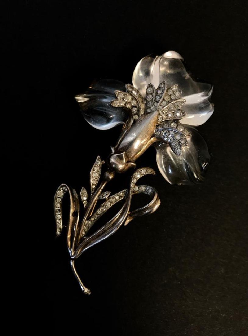 TRIFARI Importante broche en argent et lucite à (1 of 1)