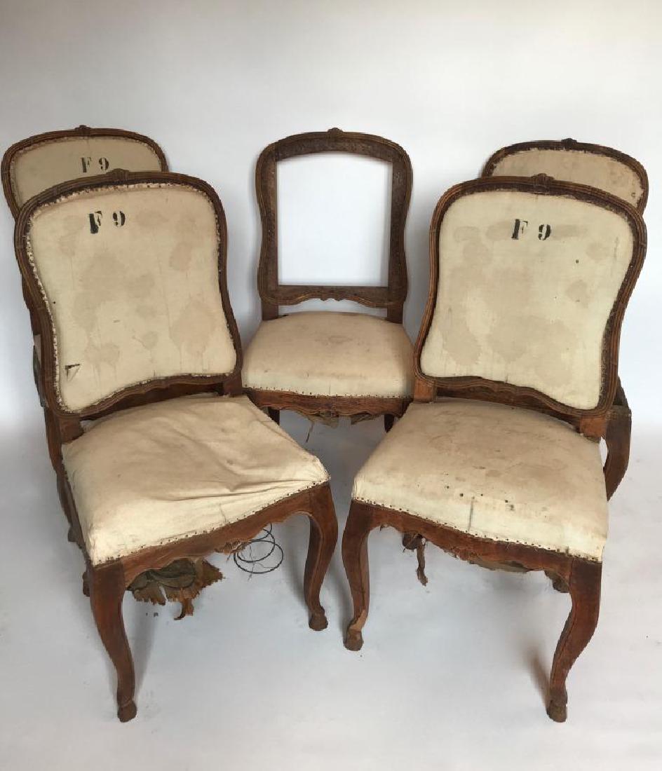 Série de cinq chaises dites « à la: Série de cinq chaises dites « à la Reine » en bois naturel mouluré à décor de coquilles. Epoque Louis XV A regarnir 102 x 53 x 45 cm