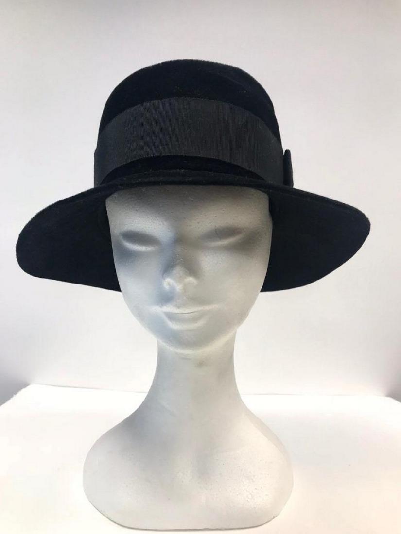 GIVENCHY Chapeau en velours noir et ruban noir: GIVENCHY Chapeau en velours noir et ruban noir