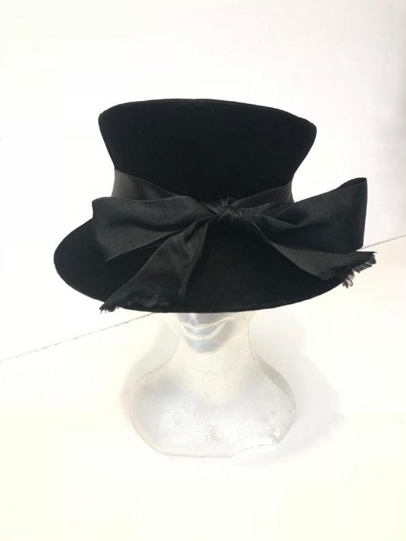 GIVENCHY Casquette en velours et ruban en satin noir: GIVENCHY Casquette en velours et ruban en satin noir