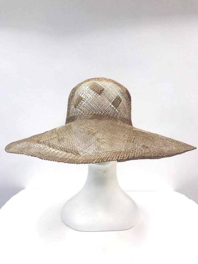 GIVENCHY Chapeau de paille ajouré à dé: GIVENCHY Chapeau de paille ajouré à décor de rectangles