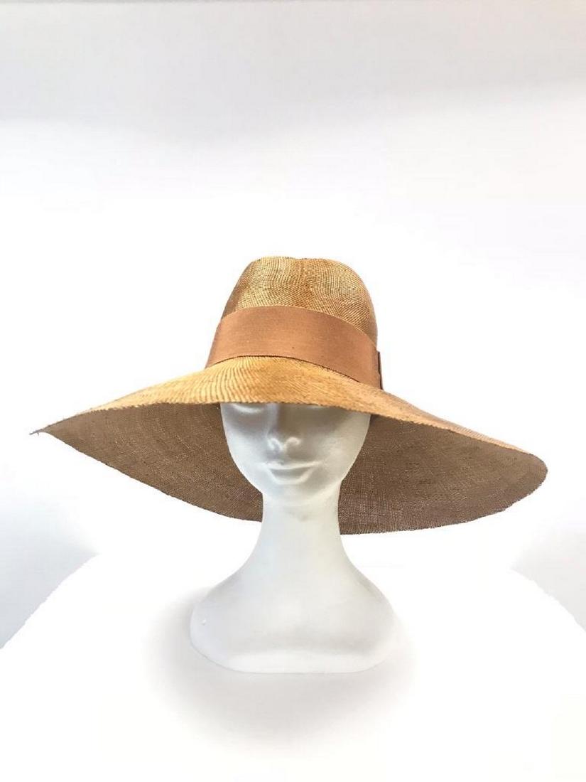 GIVENCHY Chapeau de paille et ruban caramel: GIVENCHY Chapeau de paille et ruban caramel