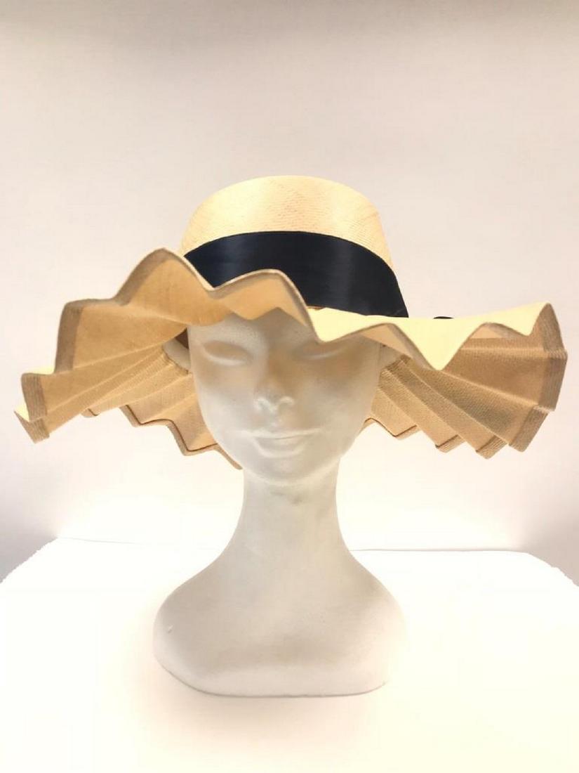 GIVENCHY Chapeau de paille plissé et ruban de: GIVENCHY Chapeau de paille plissé et ruban de satin bleu