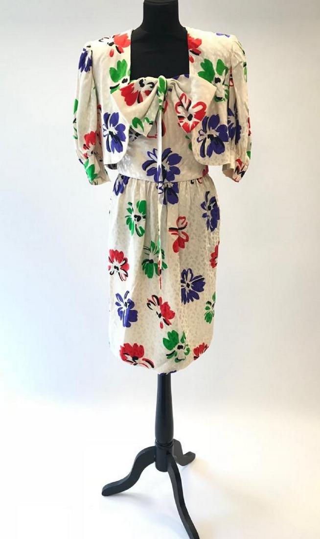 GIVENCHY Nouvelle Boutique Ensemble en soie imprimé: GIVENCHY Nouvelle Boutique Ensemble en soie imprimée à motif de fleurs comprenant une robe et un boléro Taille 38 environ