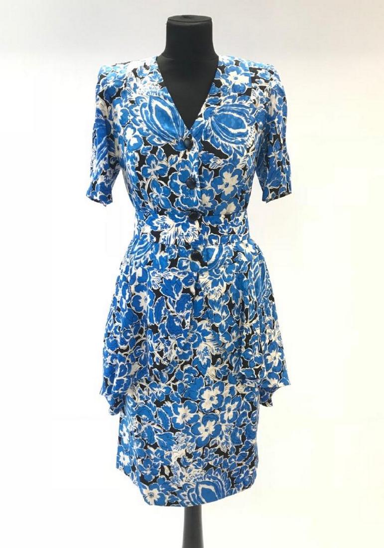 GIVENCHY Boutique Ensemble avec veste et jupe en soie: GIVENCHY Boutique Ensemble avec veste et jupe en soie imprimée à fleurs, bleu, noir et blanc Taille 38 environ