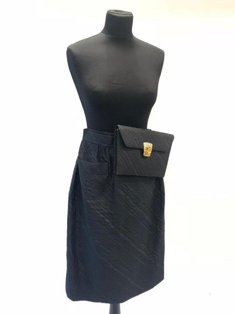 Yves SAINT LAURENT Rive Gauche Pochette en tissu: Yves SAINT LAURENT Rive Gauche Pochette en tissu damassé noir , fermeture ornée d'un strass ambré On y joint une jupe assortie du même tissu