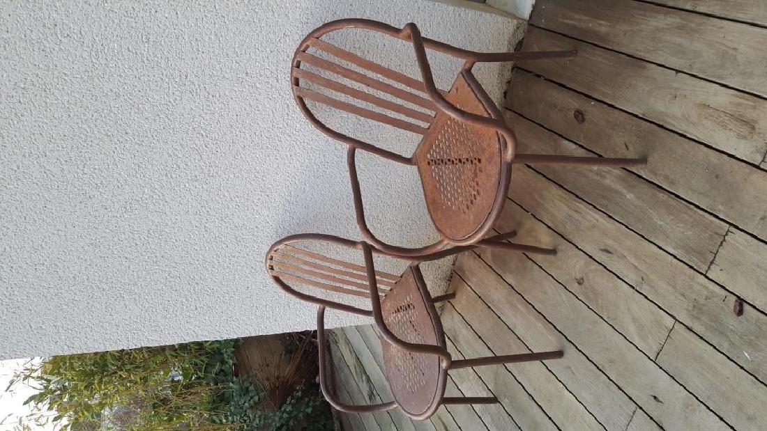 Robert MALLET-STEVENS (1886-1945) - Tubor, vers: Robert MALLET-STEVENS (1886-1945) - Tubor, vers 1935_x000D_ Rare paire de fauteuils en métal tubulaire laqué marron clair à quatre barreaux dans l'assise_x000D_ 83 x 51,5 x 49,5 cm _x00