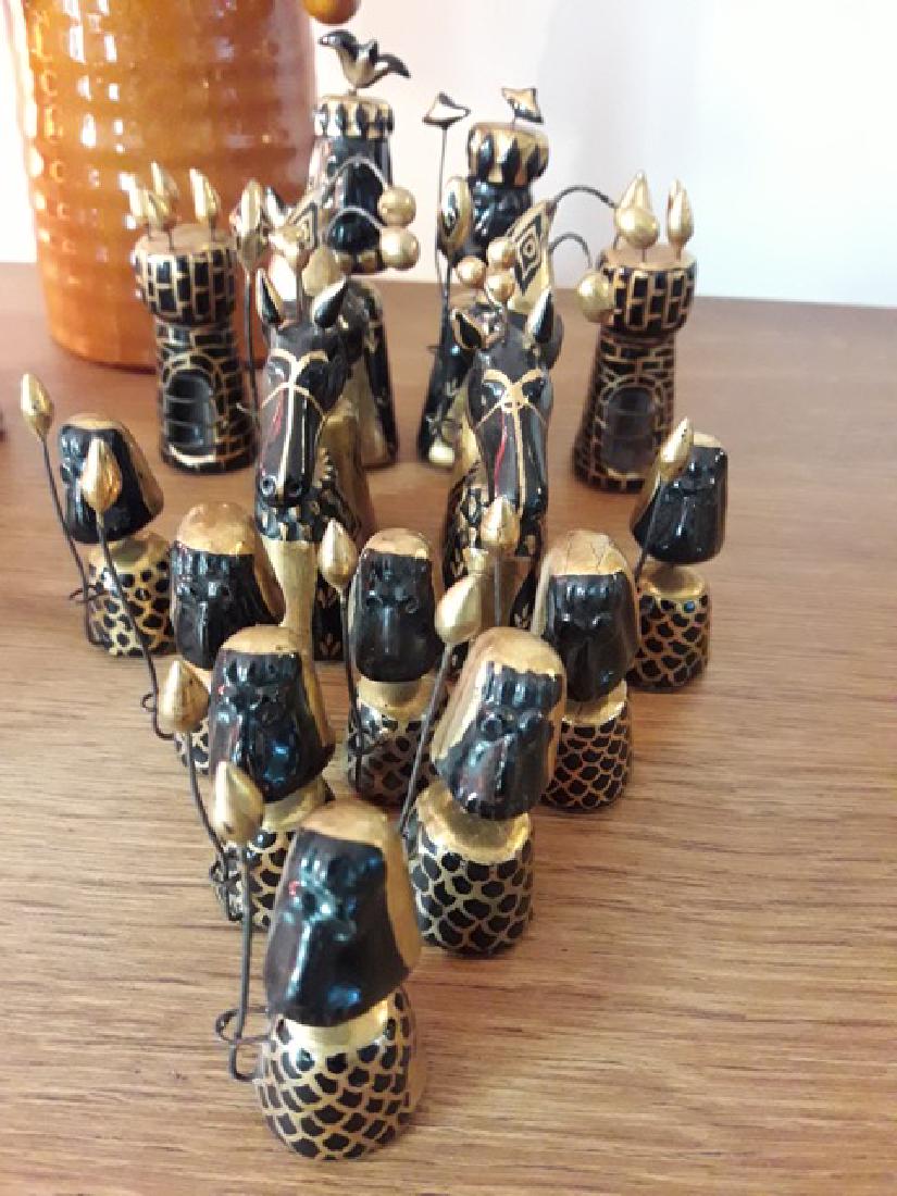 ACCOLAY - vers 1960_x000D_ Rare jeu d'échecs par: ACCOLAY - vers 1960_x000D_ Rare jeu d'échecs par André Boutaud composé de trente-deux pièces en céramique émaillée dorées à leur fin et tiges de métal