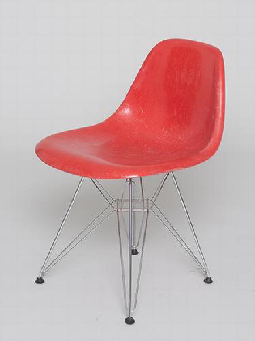 Charles EAMES (1907-1978) - Herman Miller_x000D_ Suite: Charles EAMES (1907-1978) - Herman MillerSuite de quatre chaises à assise en polypropylène rouge et pied Eiffel - 1960 Vendu sur désignation*