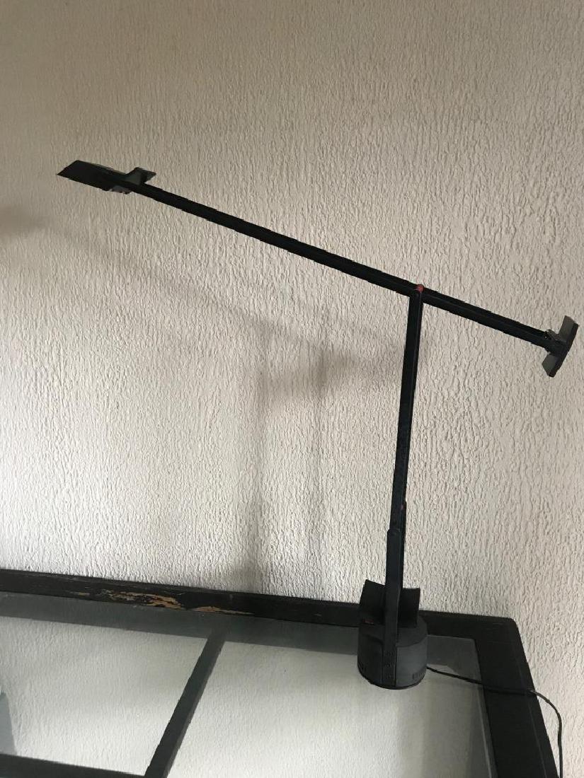 Richard SAPPER (1932-2015) - édition Artemide -: Richard SAPPER (1932-2015) - édition Artemide - 1979._x000D_ Lampe modèle Tizio à géométrie variable en métal laqué noir sur piètement cylindrique amovible_x000